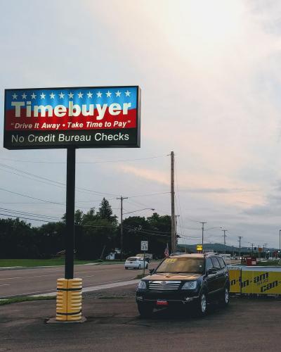 Image depicting car dealership and sign indicating they don&#039;t check credit